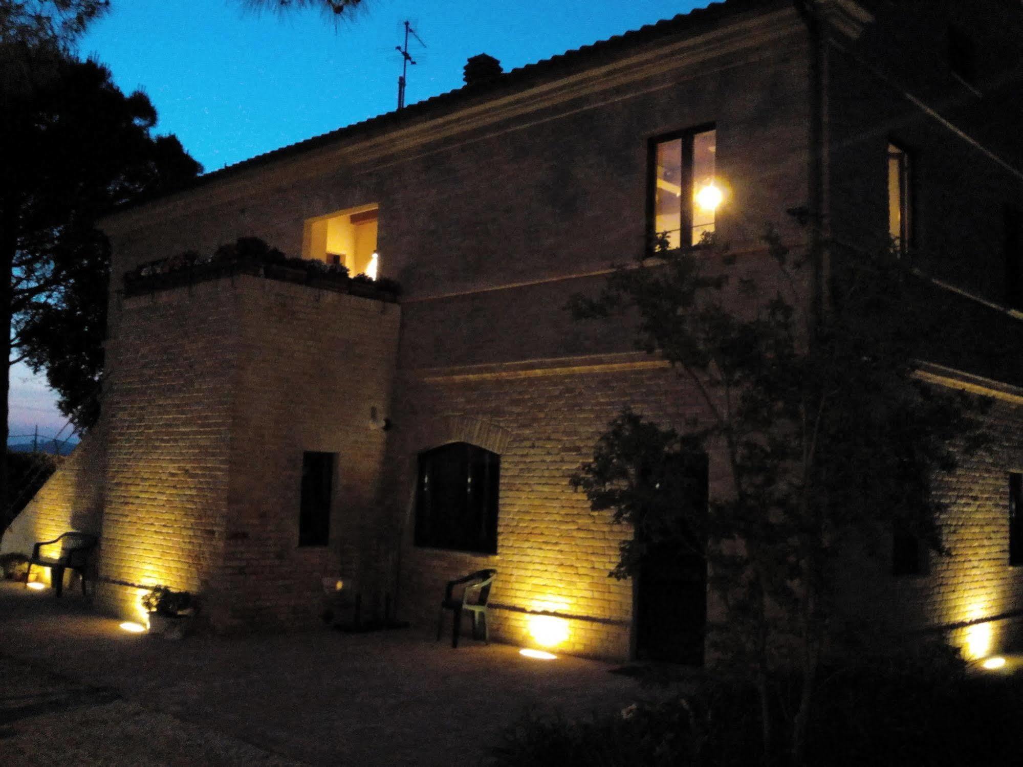 Agriturismo La Fonte Di San Girio Guest House โปเตนซา ปิเชนา ภายนอก รูปภาพ