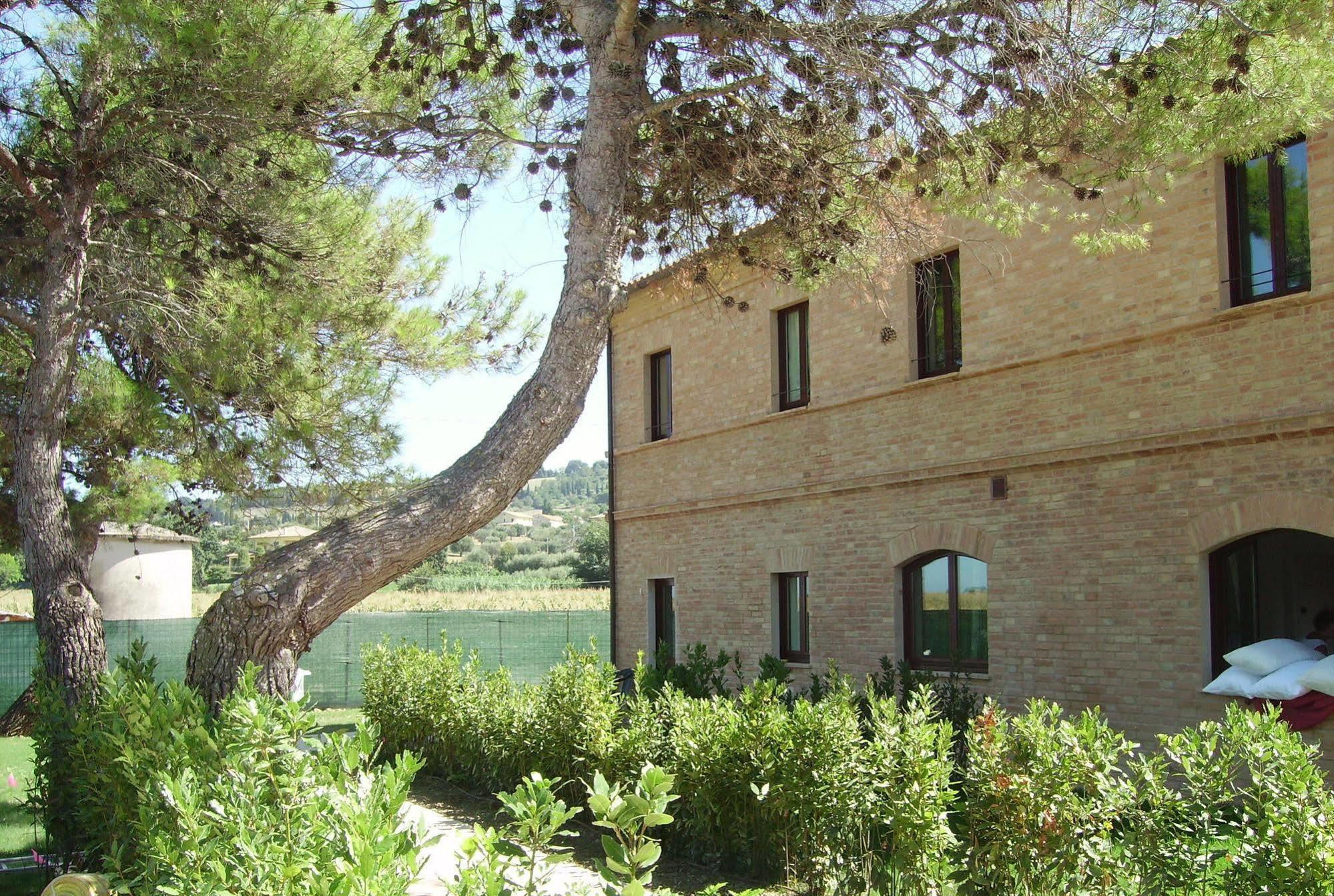 Agriturismo La Fonte Di San Girio Guest House โปเตนซา ปิเชนา ภายนอก รูปภาพ
