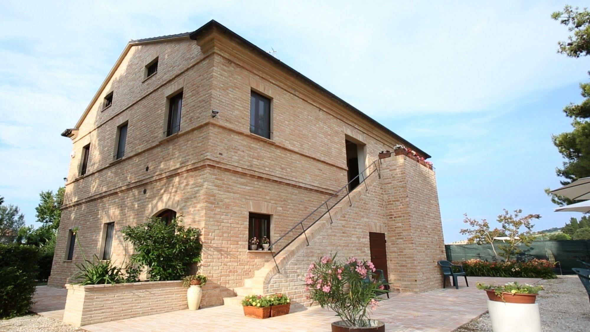 Agriturismo La Fonte Di San Girio Guest House โปเตนซา ปิเชนา ภายนอก รูปภาพ